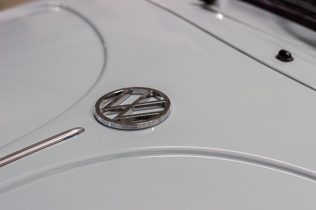 VW - Zeichen verchromt auf der Fronthaube