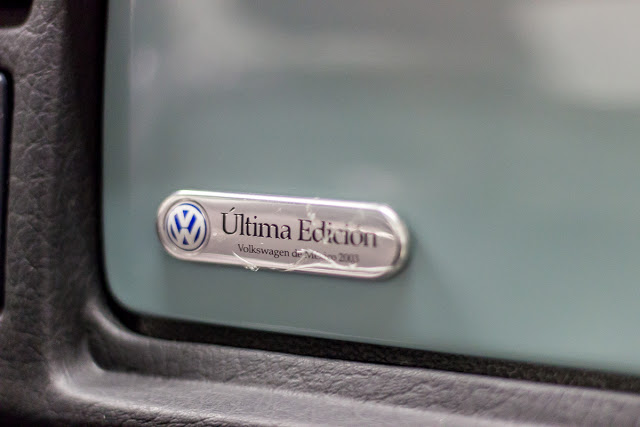 Ultima Edición Emblem am Handschuhfachdeckel